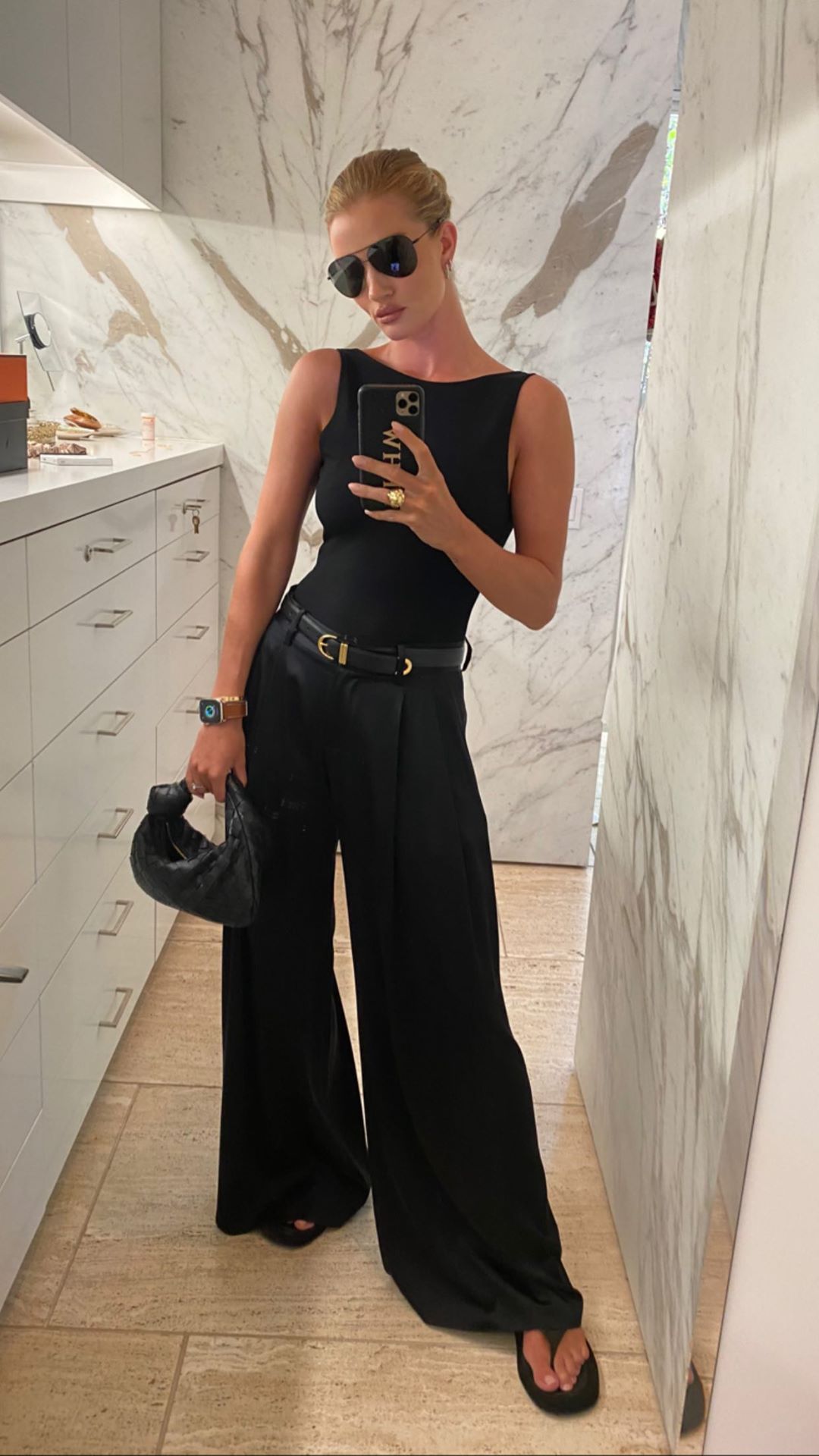 Стильная осень: супермодель Роузи Хантингтон-Уайтли показала 8 трендовых образов сезона