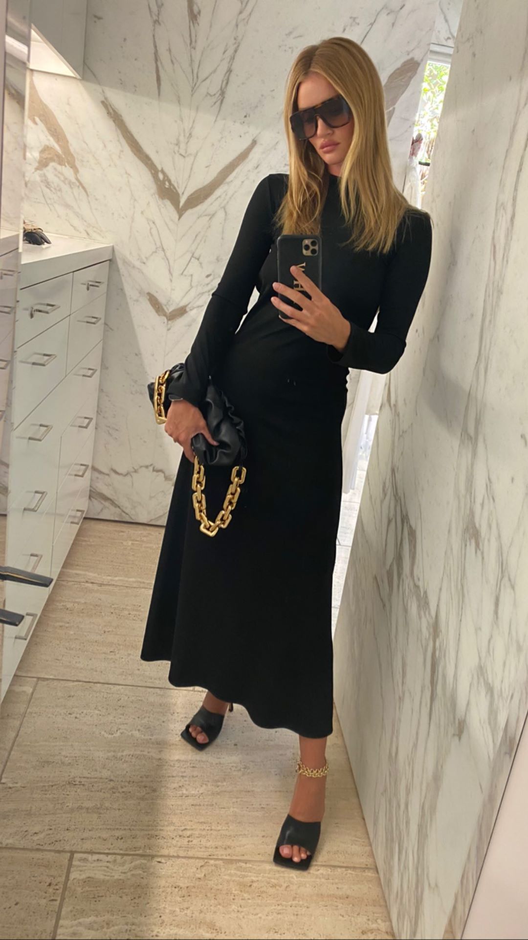 Стильная осень: супермодель Роузи Хантингтон-Уайтли показала 8 трендовых образов сезона