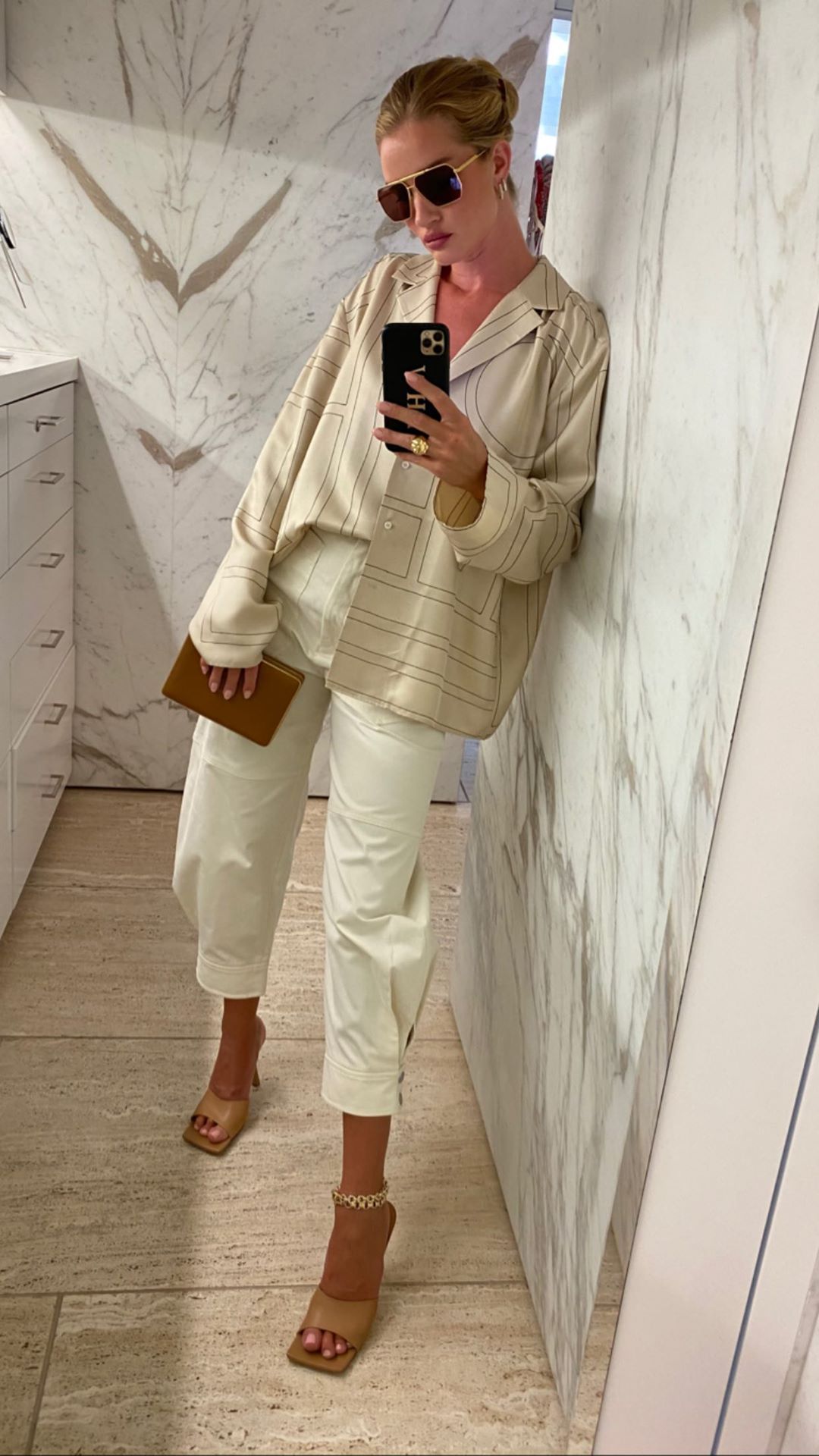 Стильная осень: супермодель Роузи Хантингтон-Уайтли показала 8 трендовых образов сезона