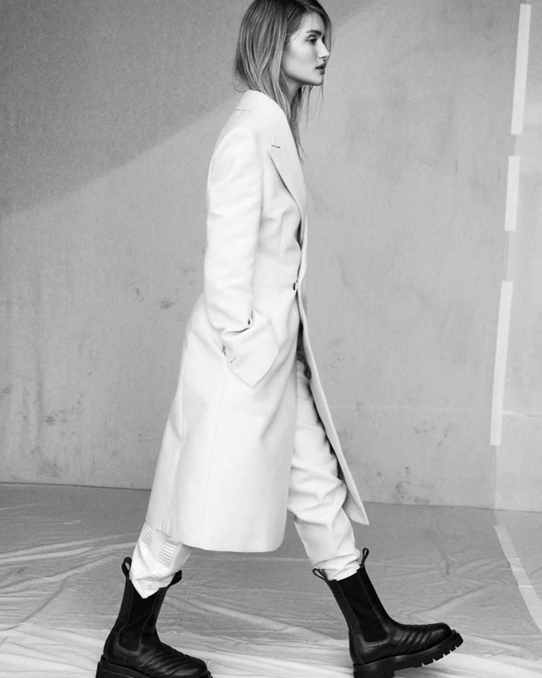 Пробуємо повторити: Роузі Хантінгтон-Уайтлі показала, з чим носити наймодніші черевики сезону