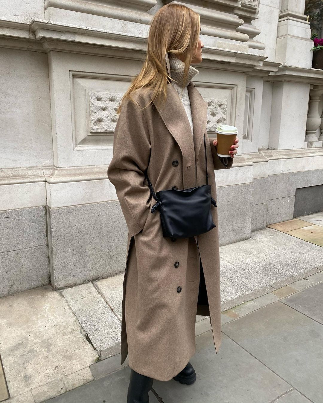 Безупречна: Роузи Хантингтон-Уайтли отправилась на прогулку в стильном осеннем образе