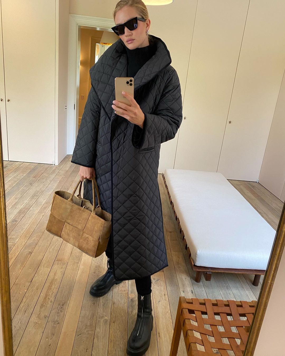 От пальто до пуховика: топ-7 самых стильных вариантов верхней одежды от Роузи Хантингтон-Уайтли