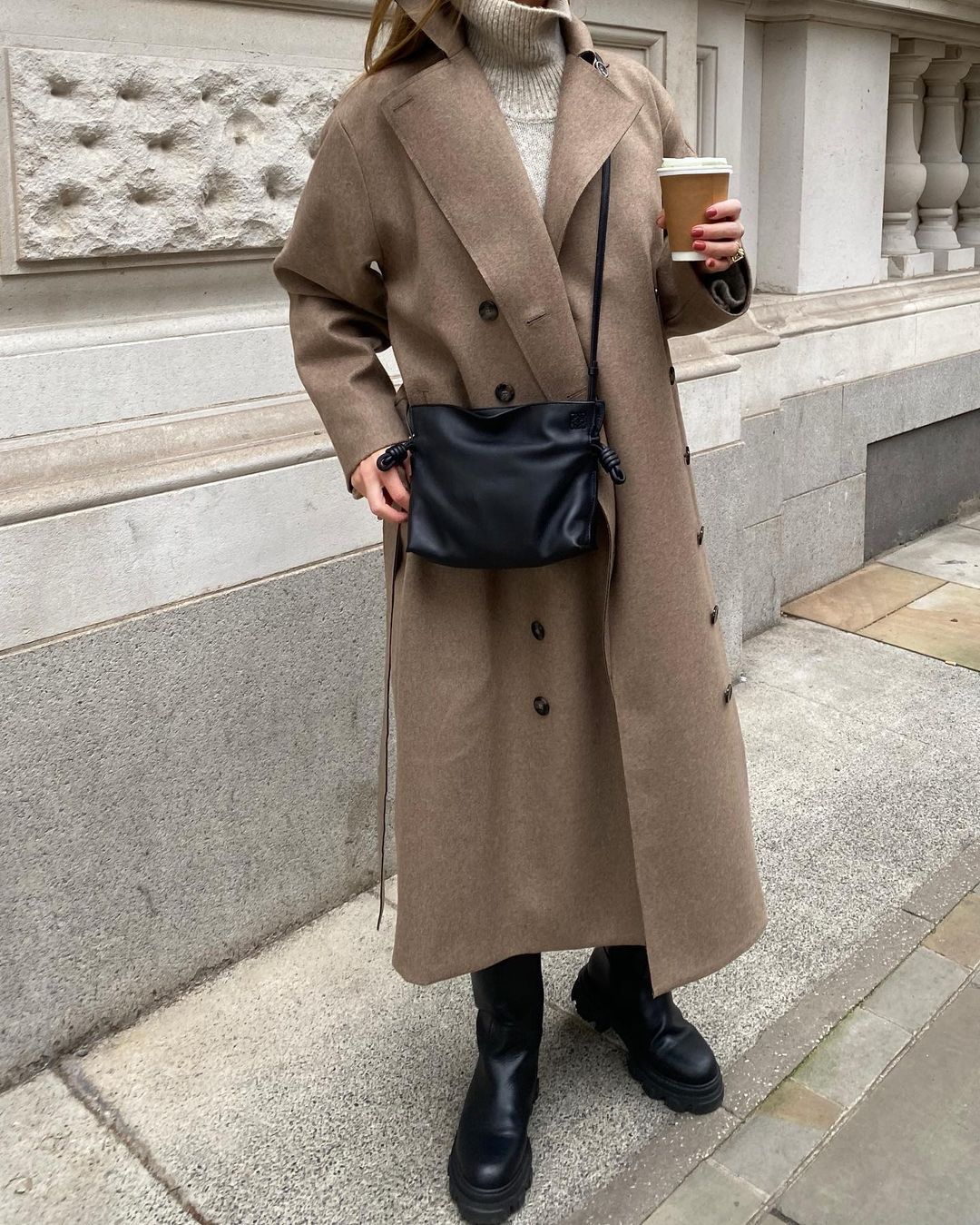 Безупречна: Роузи Хантингтон-Уайтли отправилась на прогулку в стильном осеннем образе