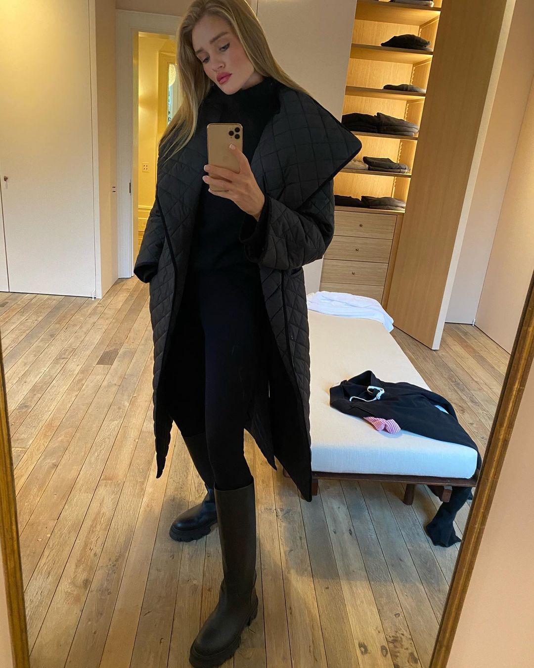 Уроки стиля: Хейли Бибер, Белла Хадид, Эмили Ратаковски и другие звезды учат носить пуховики