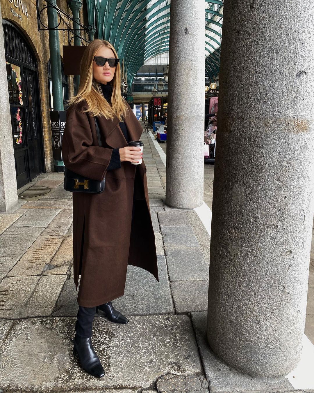 Пробуем повторить: Роузи Хантингтон-Уайтли показала, как носить самое стильное пальто сезона