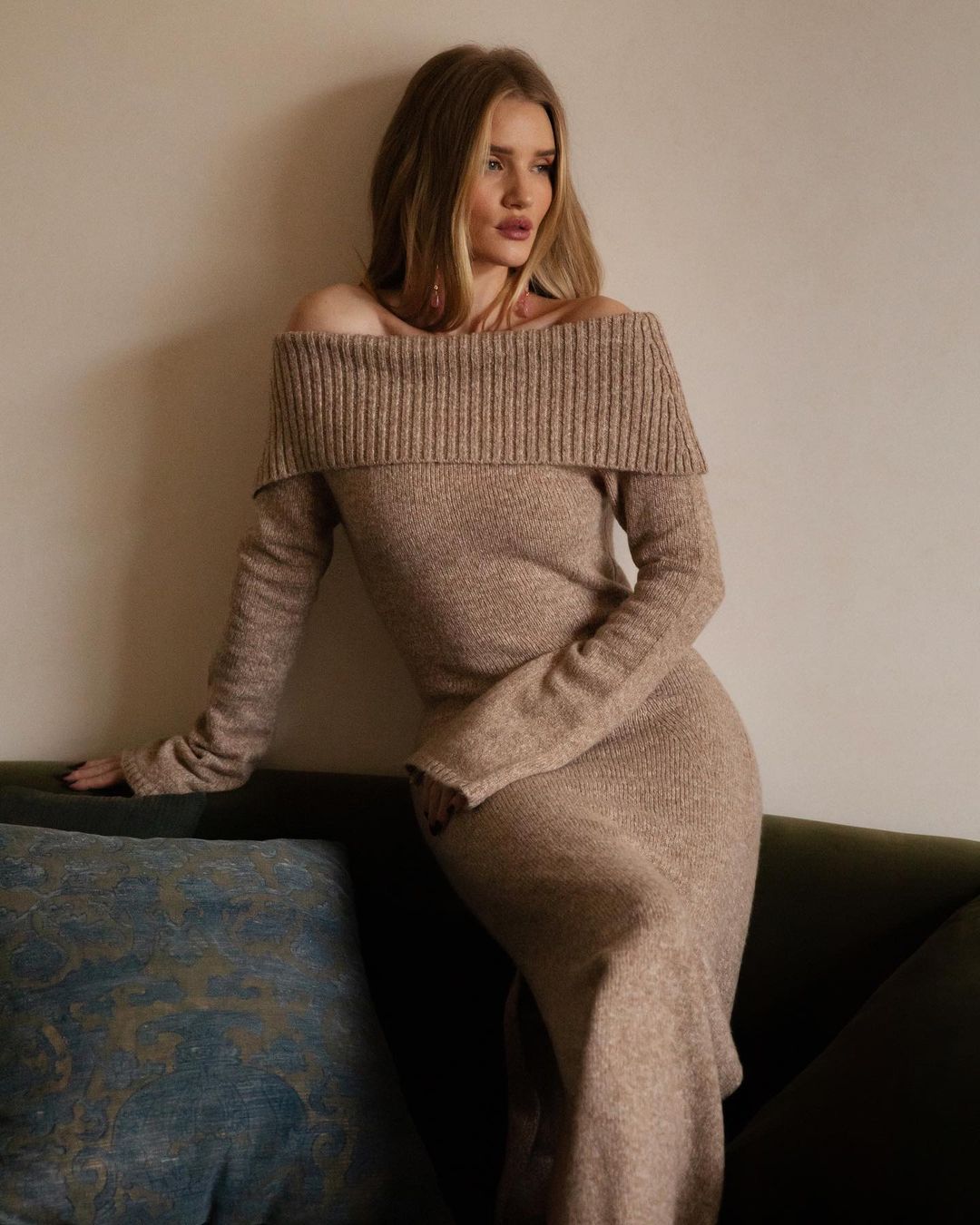 Бездоганна: Роузі Хантінгтон-Уайтлі показала, як носити наймодніше плаття зими