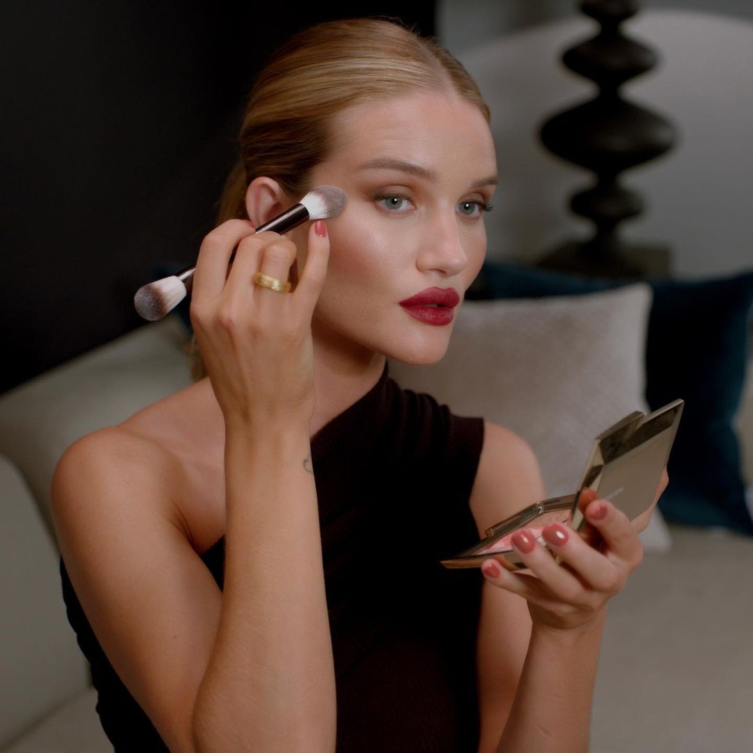 Идеально на праздники: Роузи Хантингтон-Уайтли показала новый роскошный вечерний макияж