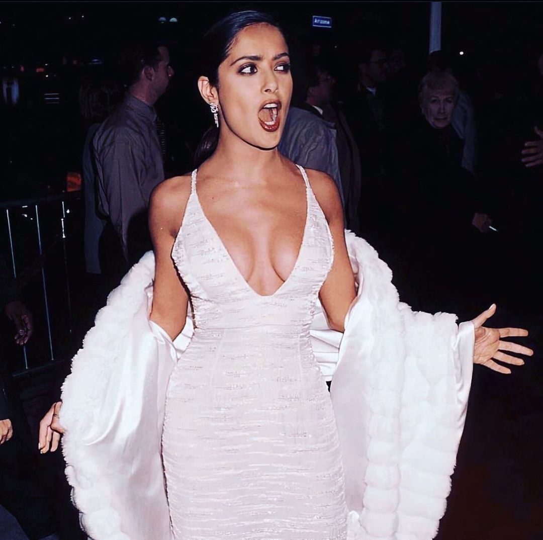 Як і раніше найкрасивіша: Сальма Хайек в розкішній сукні підкорила фігурою