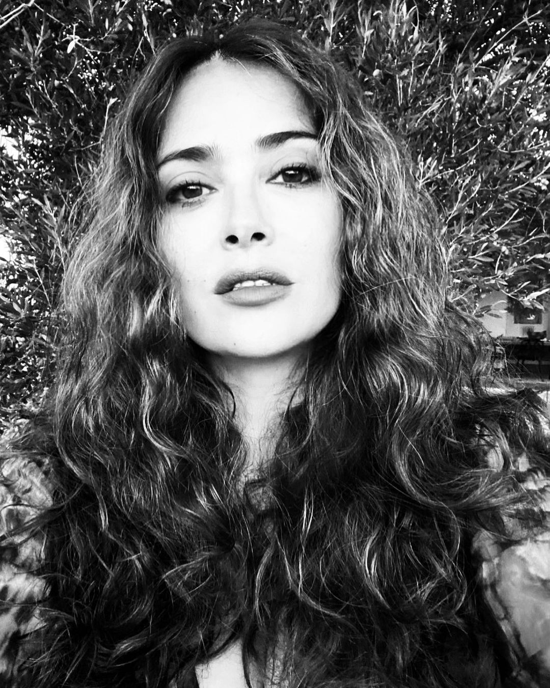 У вузькій спідниці та на підборах: 54-річна Сальма Хайєк захопила мережу стрункою фігурою