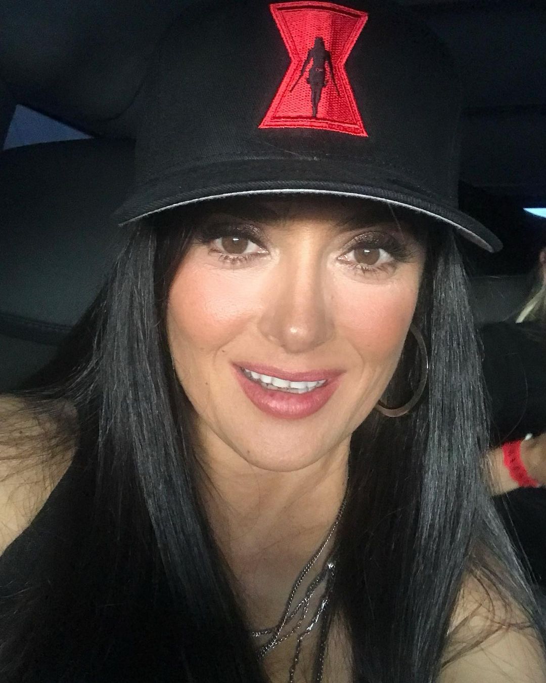 Ни единой морщинки: 54-летняя Сальма Хайек поразила красотой на фото крупным планом