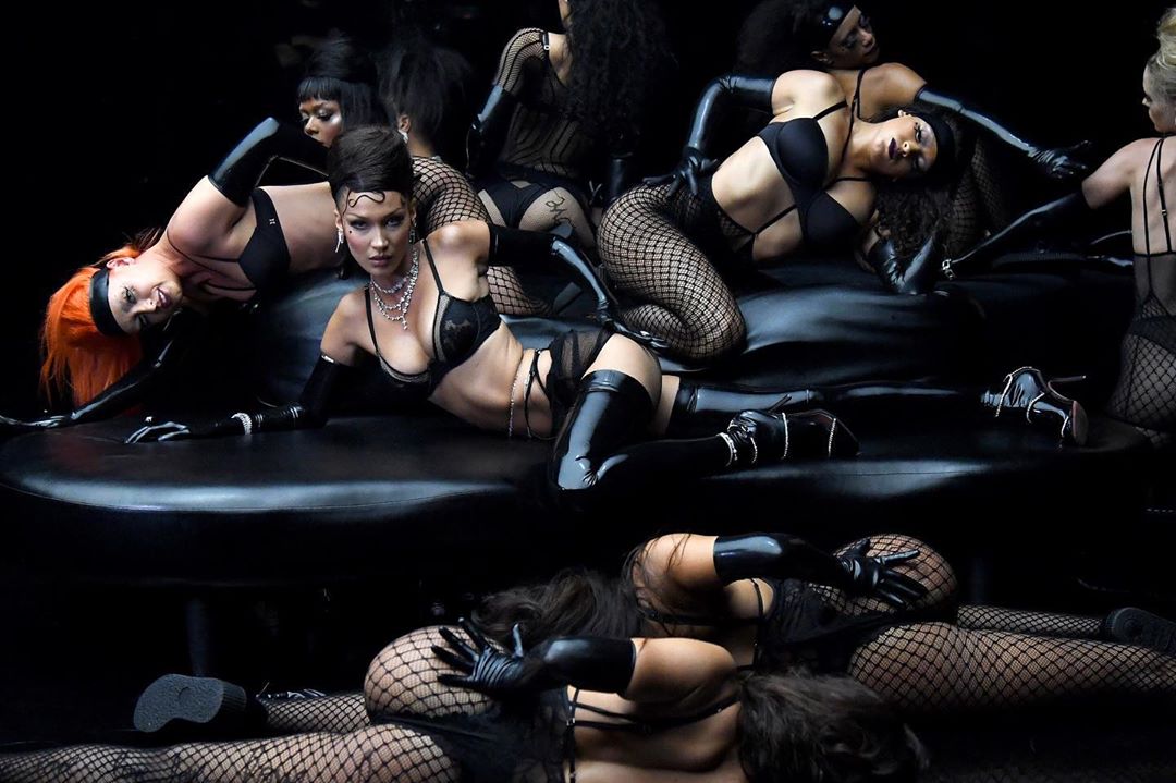 Соблазнительные бунтарки: полуголые Белла Хадид, Ирина Шейк и Рианна засыпали сеть жаркими фото