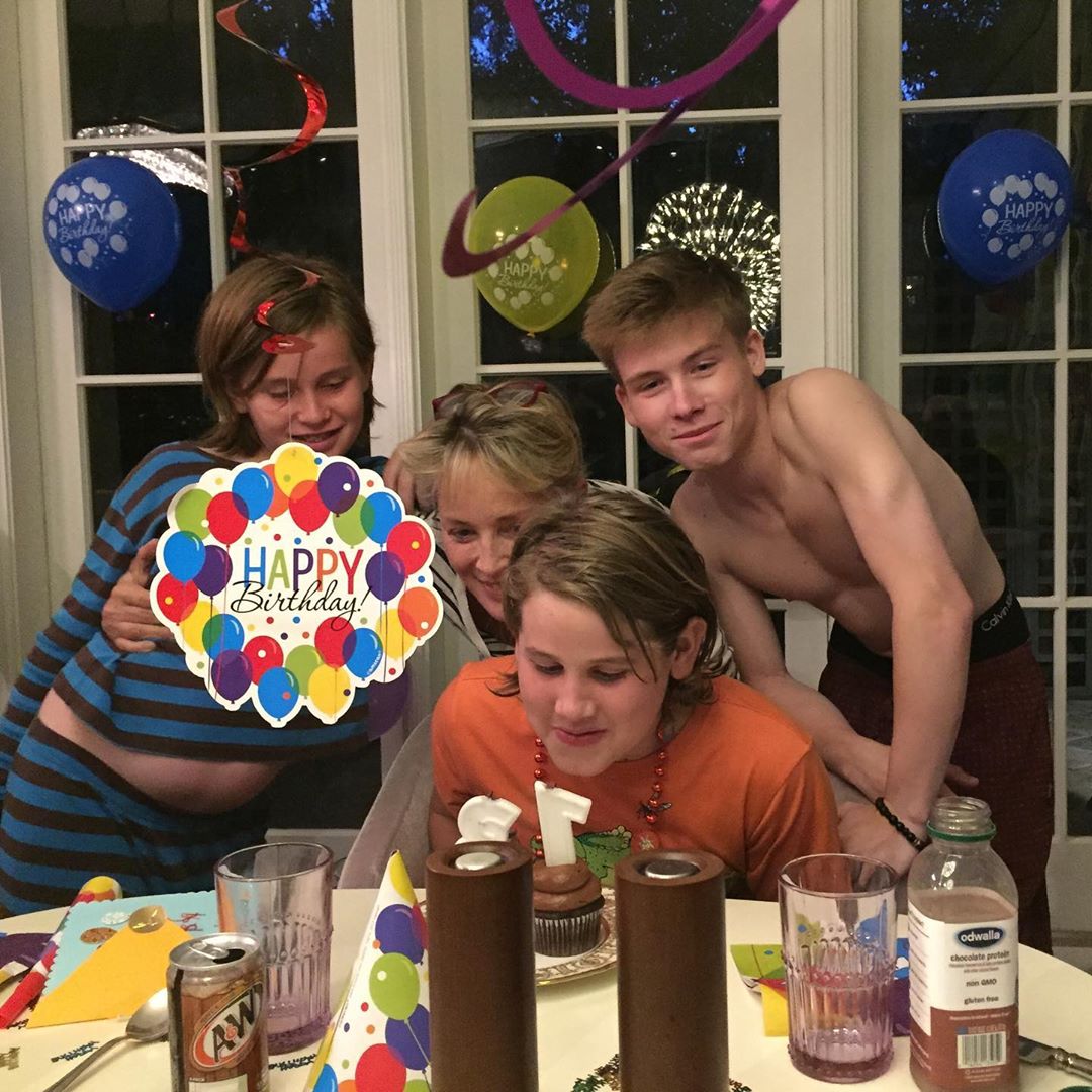 Всі в зборі: Шерон Стоун показала рідкісне фото зі своїми синами