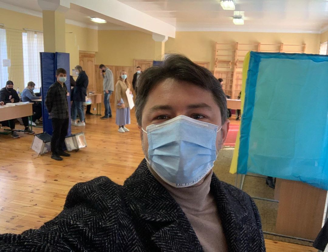 Паспорт - свій, ручка - своя: як голосували знаменитості на місцевих виборах