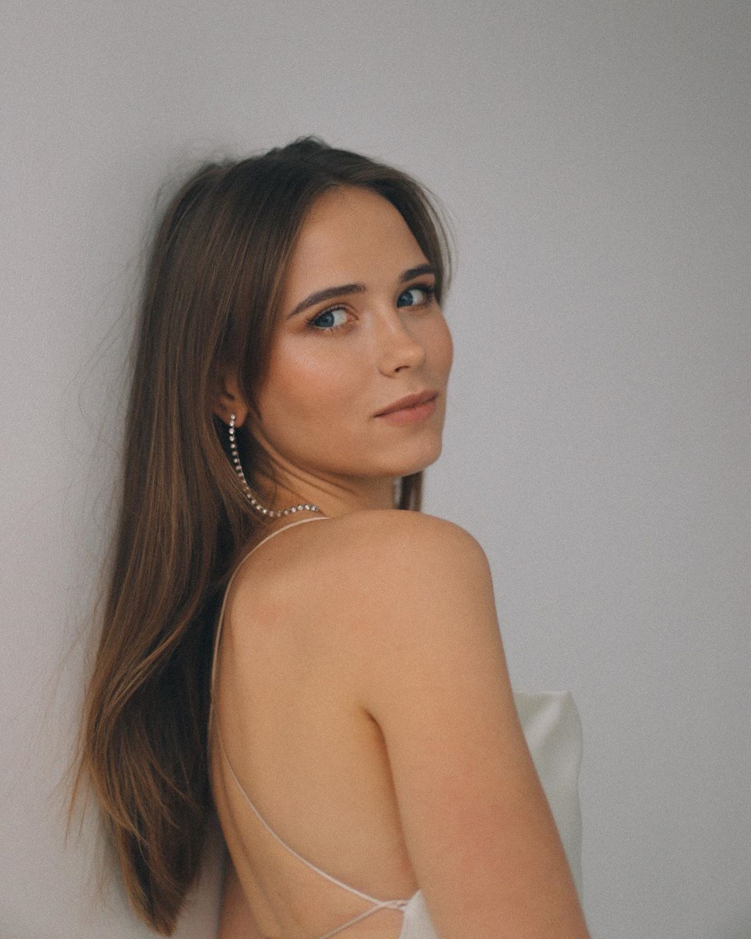 Пристрасні фото вже дорослої зірки "Сватів" в спокусливих образах