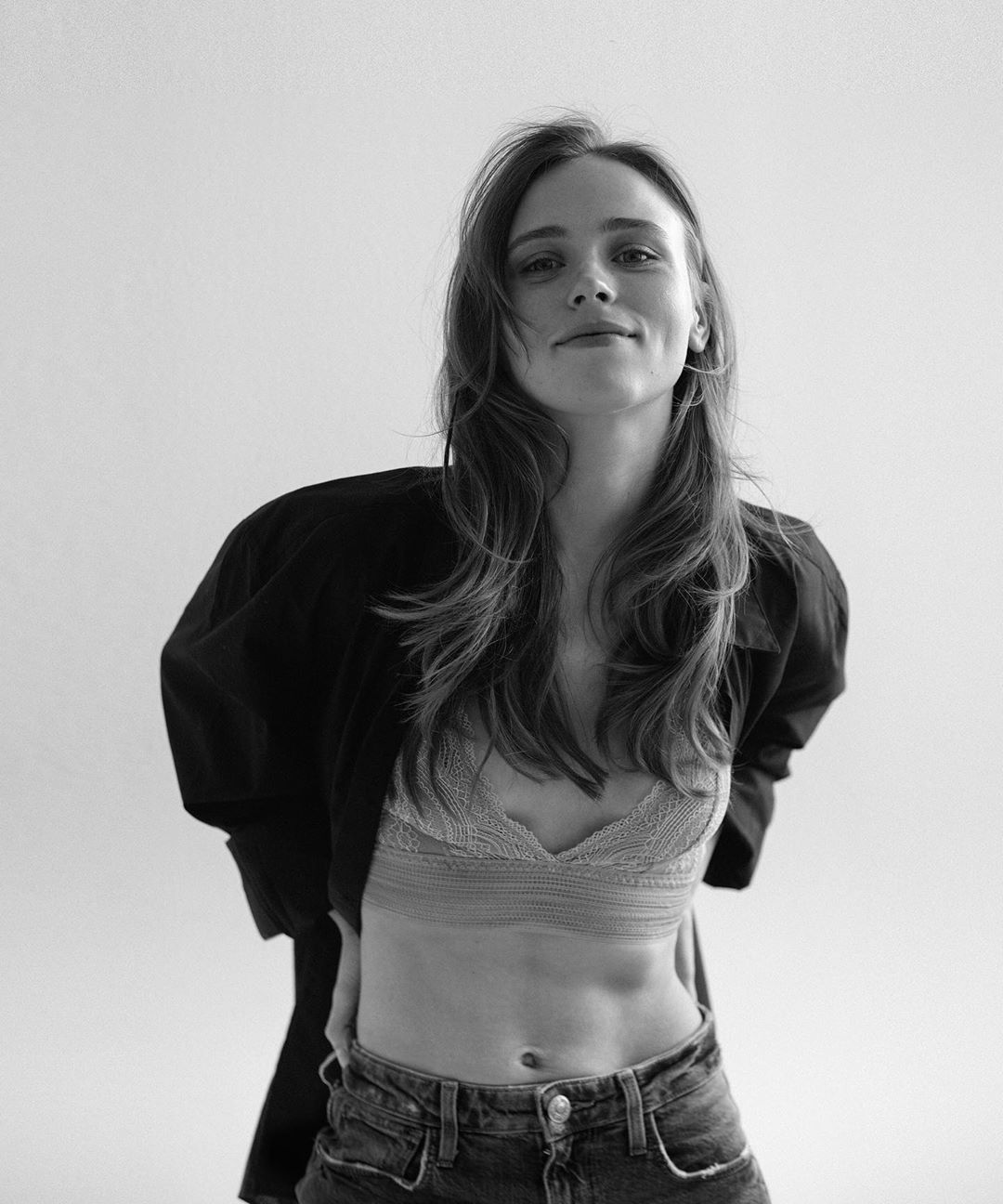 Пристрасні фото вже дорослої зірки "Сватів" в спокусливих образах