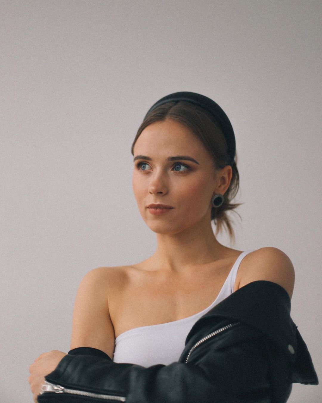 Пристрасні фото вже дорослої зірки "Сватів" в спокусливих образах