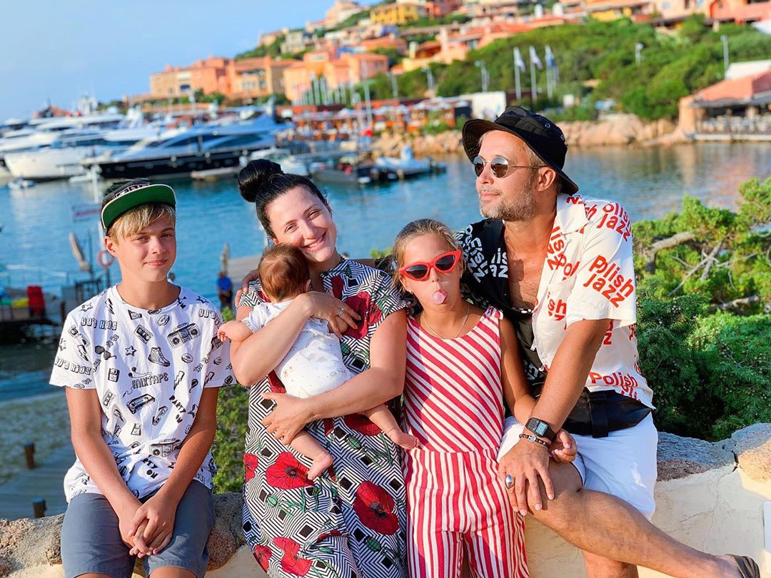 Маленьке диво: Сніжана Бабкіна розчулила святковим фото з синочком