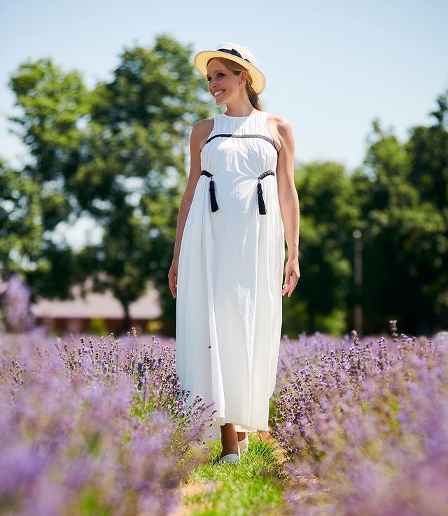 Подвійно красива: Катя Осадча зачарувала французьким шиком посеред лавандового поля