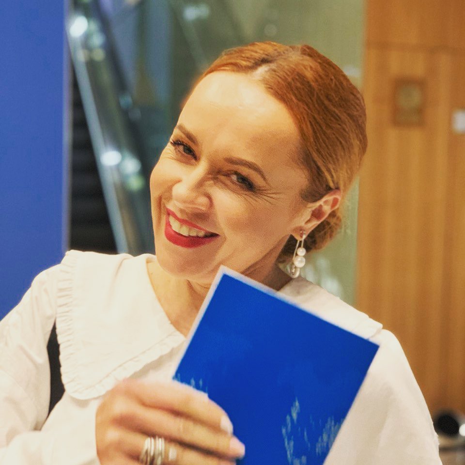 Популярна ТБ-ведуча розкрила ритуали догляду за рудим волоссям: укладка тримається до п'яти днів