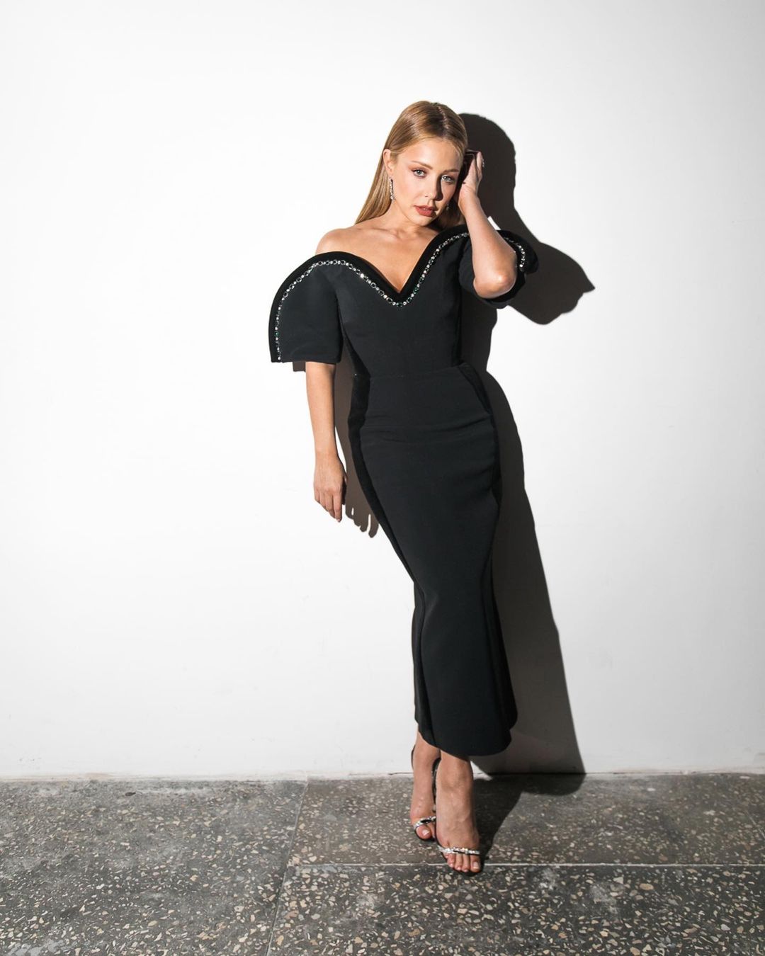 Шикарная до невозможности: Тина Кароль демонстрирует откровенное декольте в обтягивающем черном платье