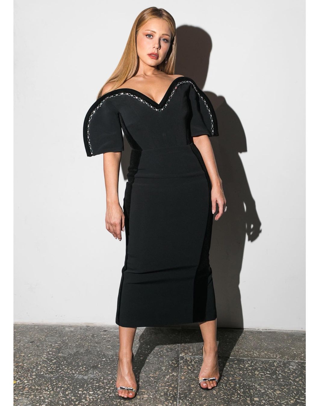 Шикарная до невозможности: Тина Кароль демонстрирует откровенное декольте в обтягивающем черном платье