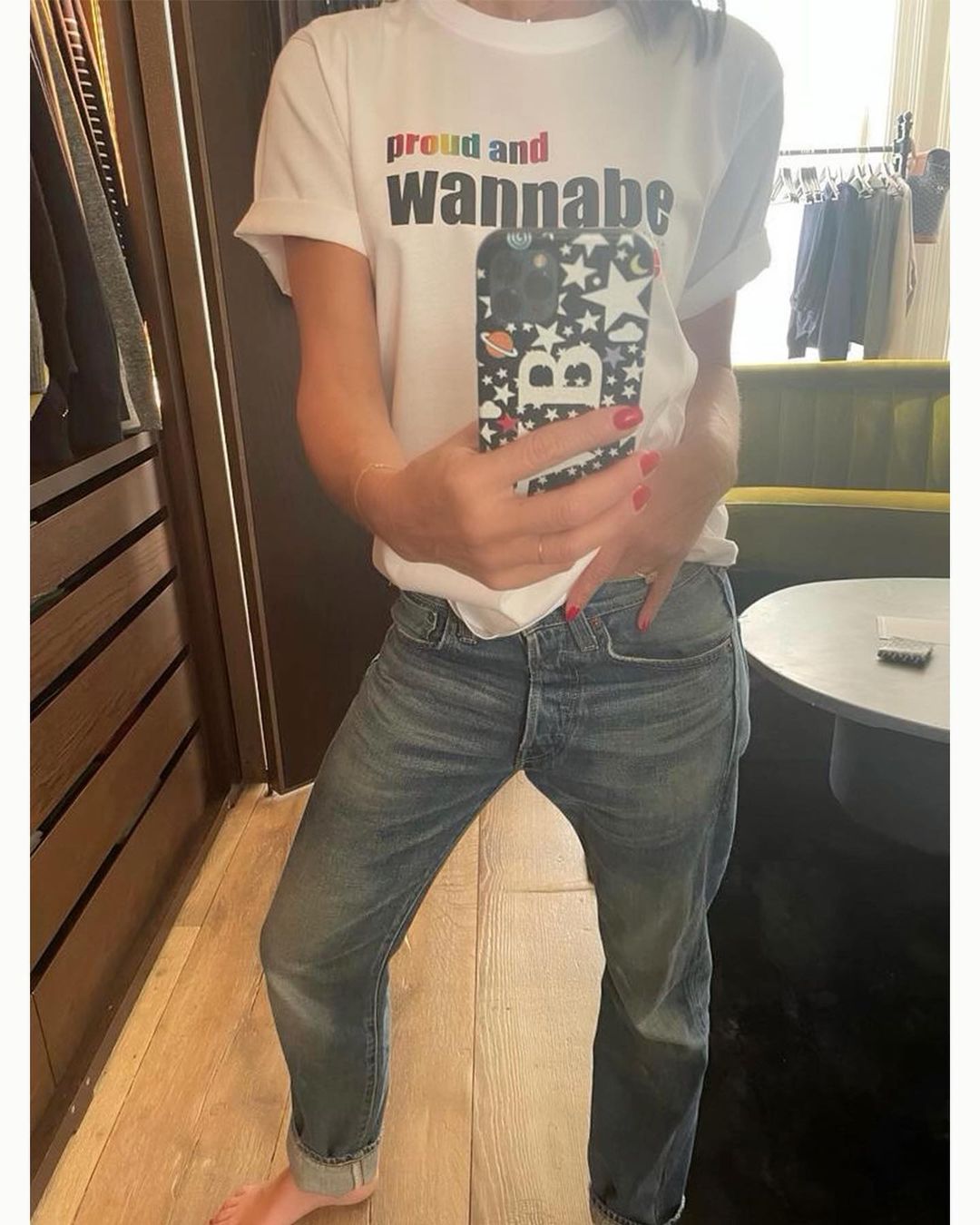 Безпрограшне поєднання: Вікторія Бекхем показала стильний образ в дусі 70-х