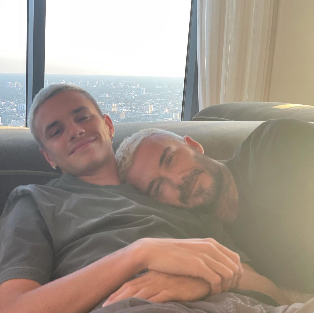 Немов близнюки: Вікторія Бекхем розчулила мережу схожістю чоловіка з 18-річним сином