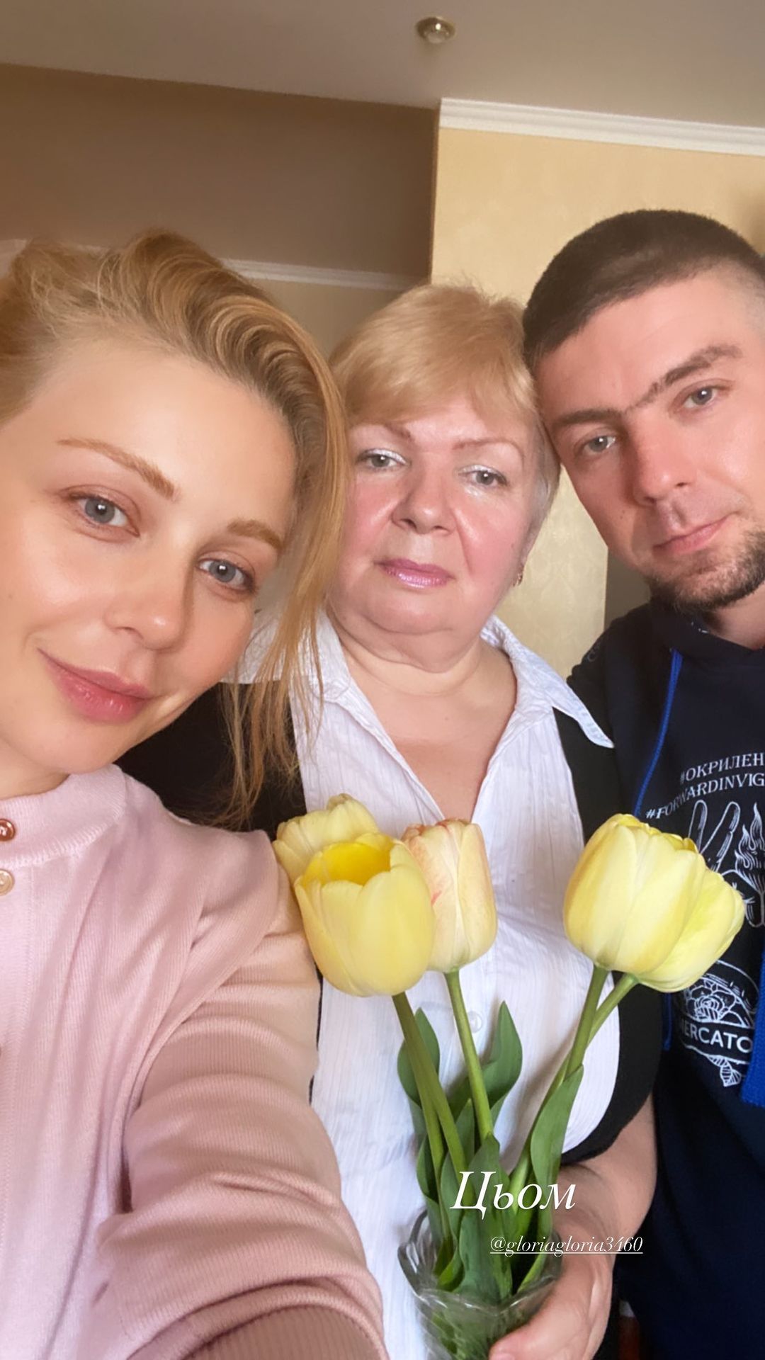 Счастливы вместе: Тина Кароль показала редкое фото с мамой и братом