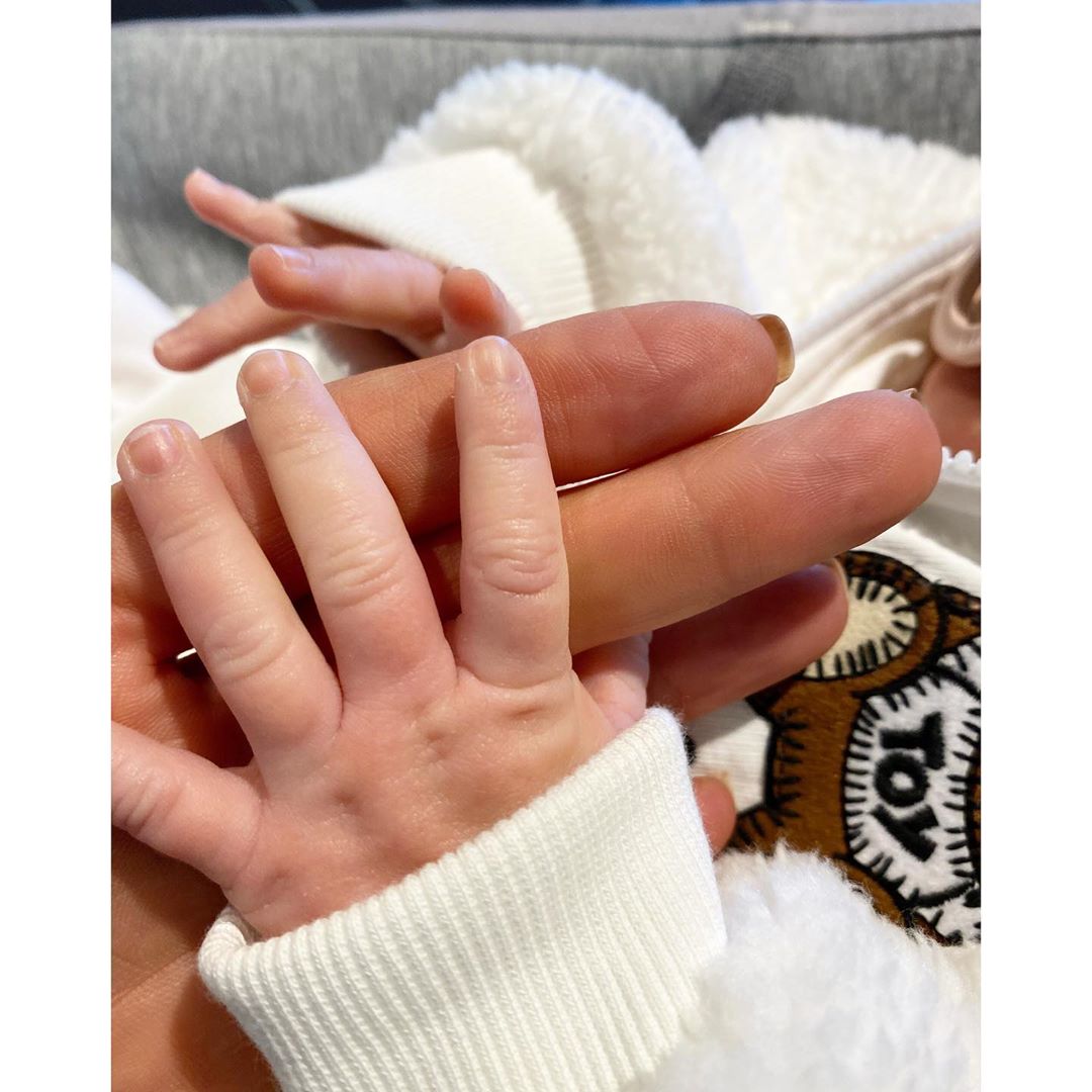 Слишком мило! Мать Джиджи Хадид выложила в сеть новое фото внучки