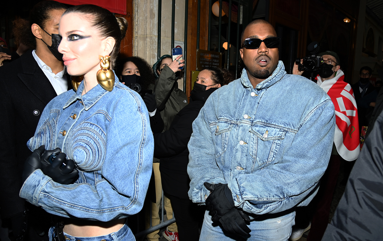 Джулія Фокс – нова ікона стилю: як змінилися образи актриси після зустрічі з Каньє Уестом