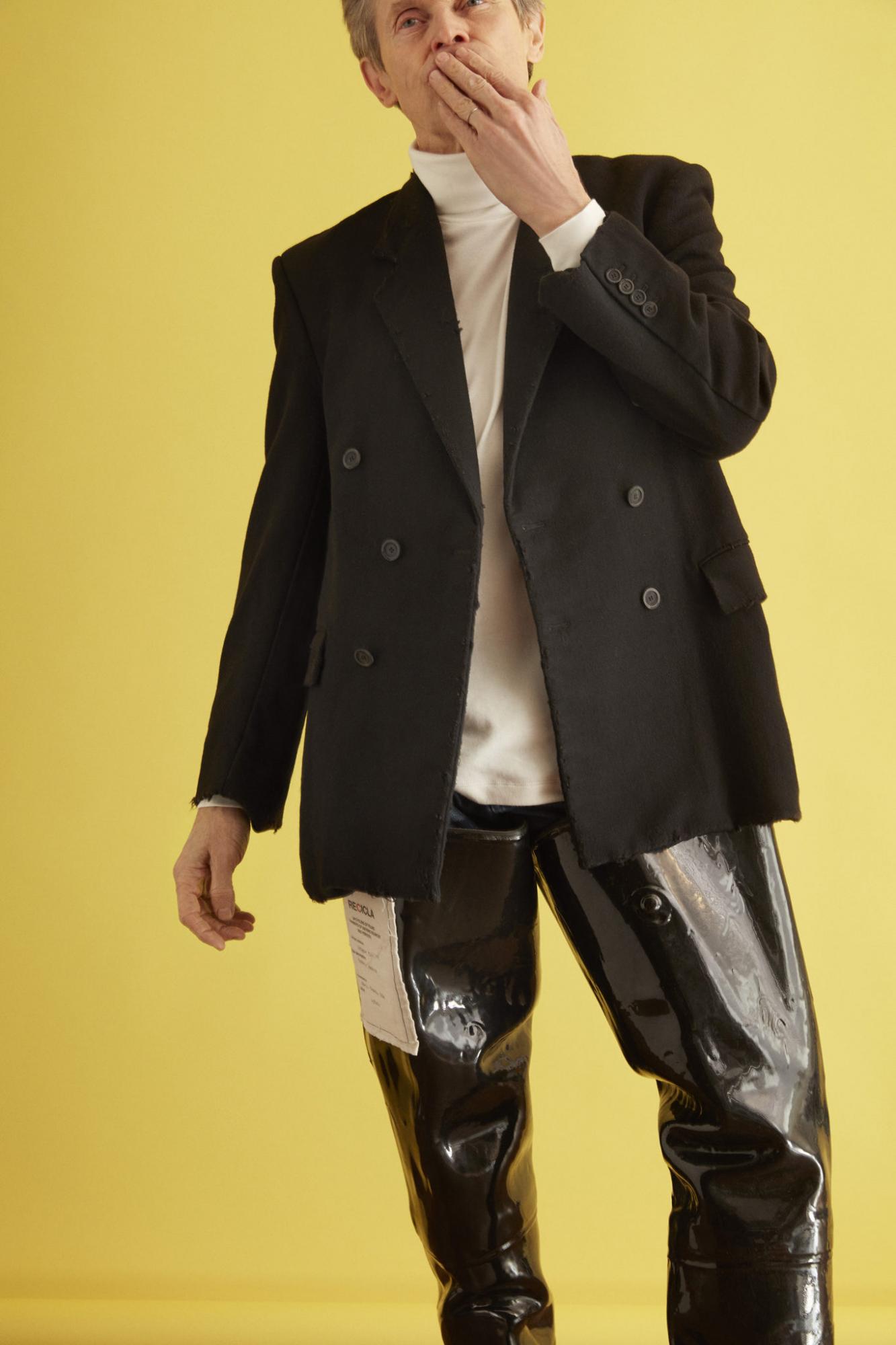 Рибальські чоботи та стильний блейзер: Віллем Дефо позує для Interview magazine