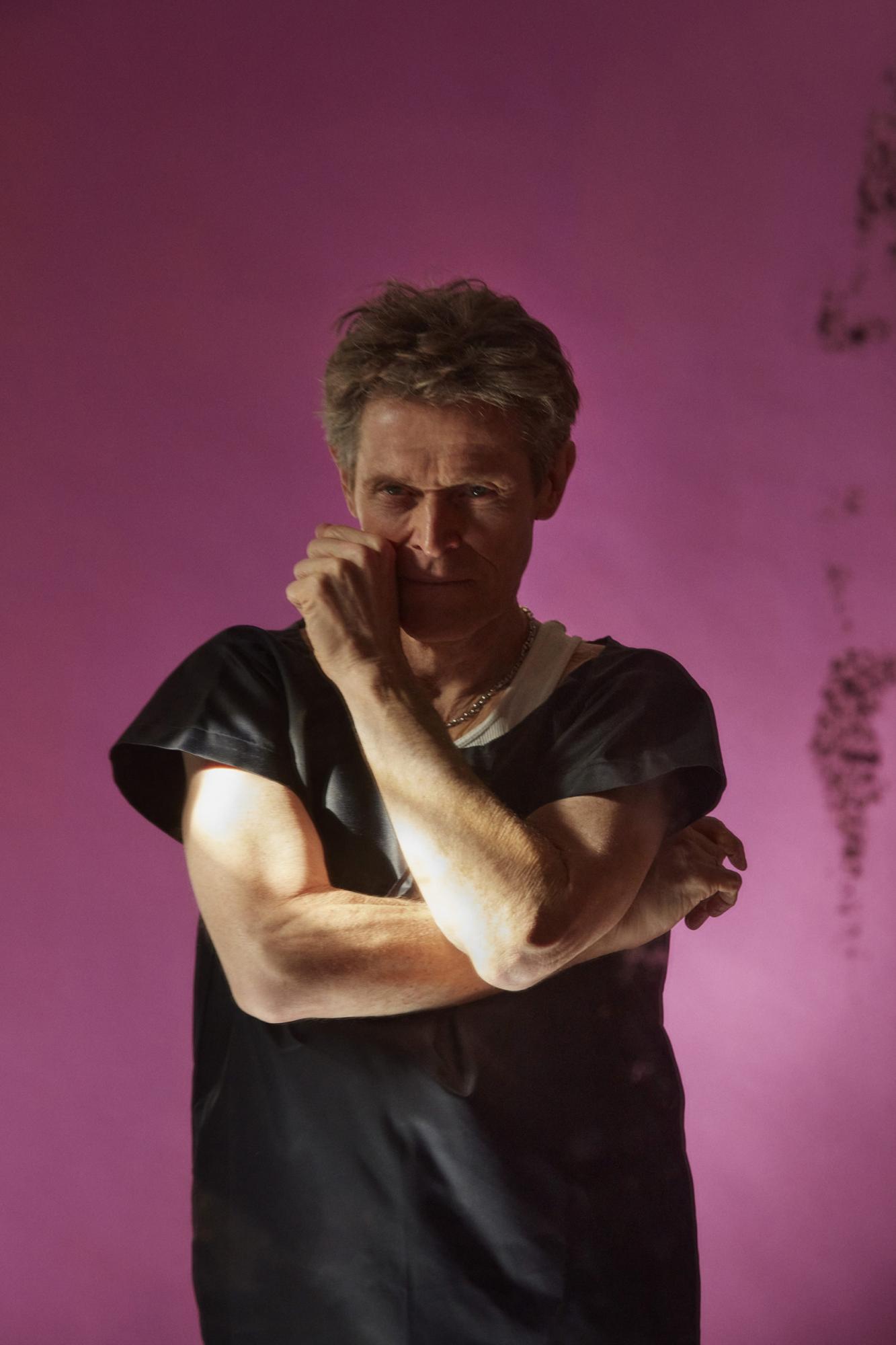 Рибальські чоботи та стильний блейзер: Віллем Дефо позує для Interview magazine