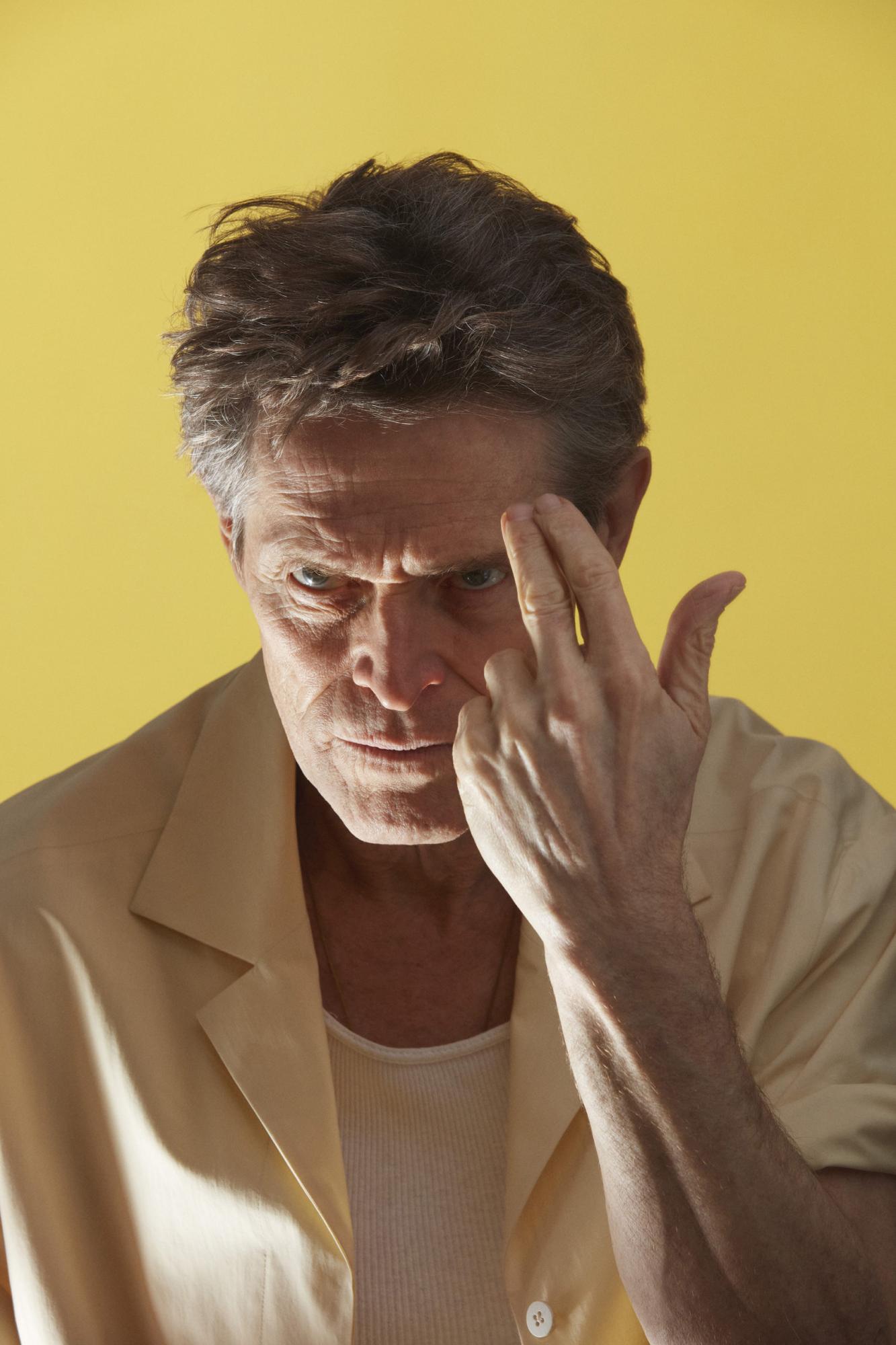 Рибальські чоботи та стильний блейзер: Віллем Дефо позує для Interview magazine