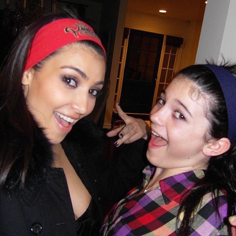 Брови-ниточки и обычные губы: архивные фото сестер Кардашьян-Дженнер, на которых их не узнать