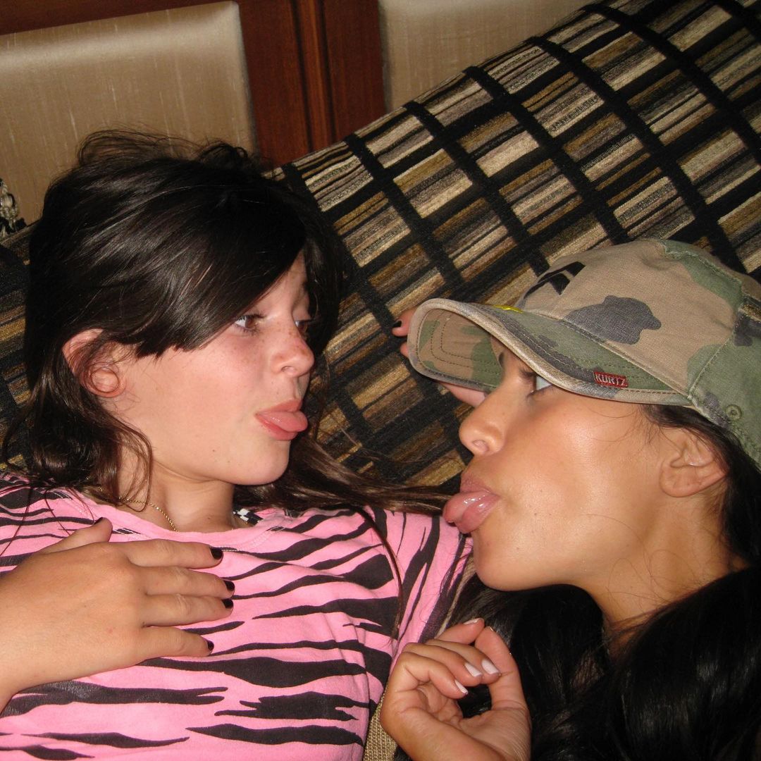 Брови-ниточки и обычные губы: архивные фото сестер Кардашьян-Дженнер, на которых их не узнать