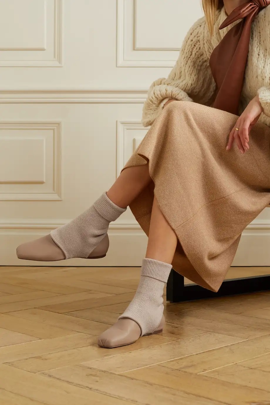 Неонові мюлі і в'язані кеди: 6 незвичайних варіантів взуття сезону весна-літо 2022