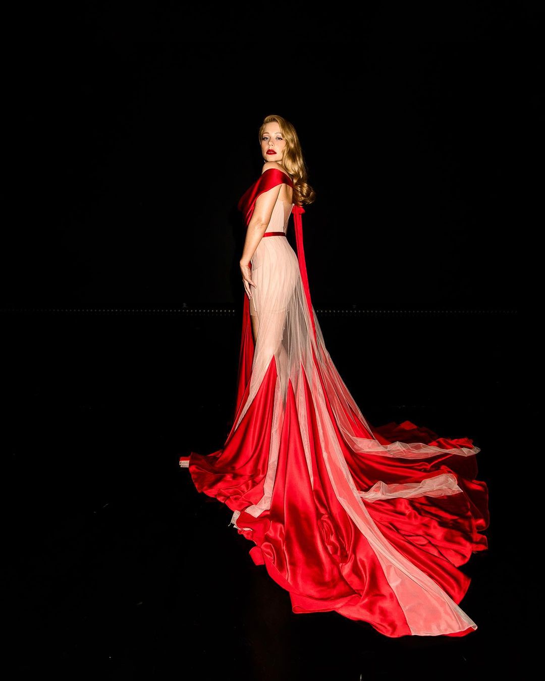 Ксения Мишина, Меган Фокс и другие звезды, которые обожают &quot;голые&quot; платья: топ-10 горячих образов