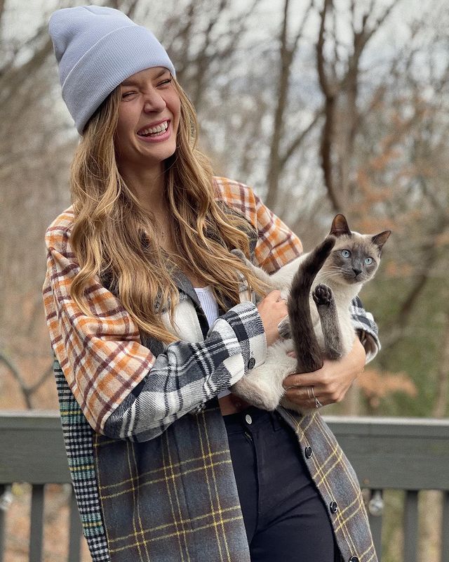 Кожаные панамы, трикотажные капюшоны: стилист показала топ стильных головных уборов на осень