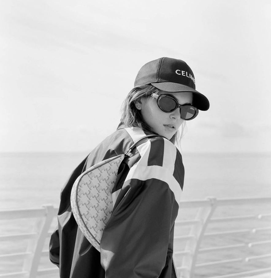 Овальные очки, яркий ремень и платок: ультрамодные аксессуары этой осени, по котором сходит с ума сеть