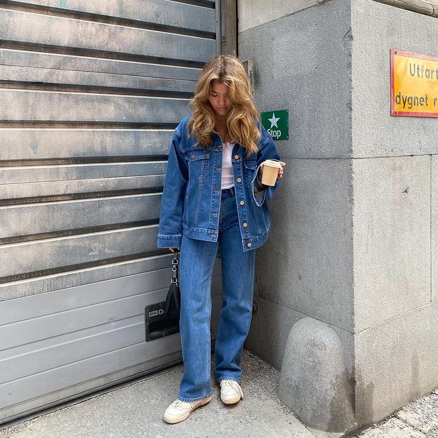 Помогут удлинить ноги: стилист показала, как носить джинсы-трубы в осенне-зимнем сезоне