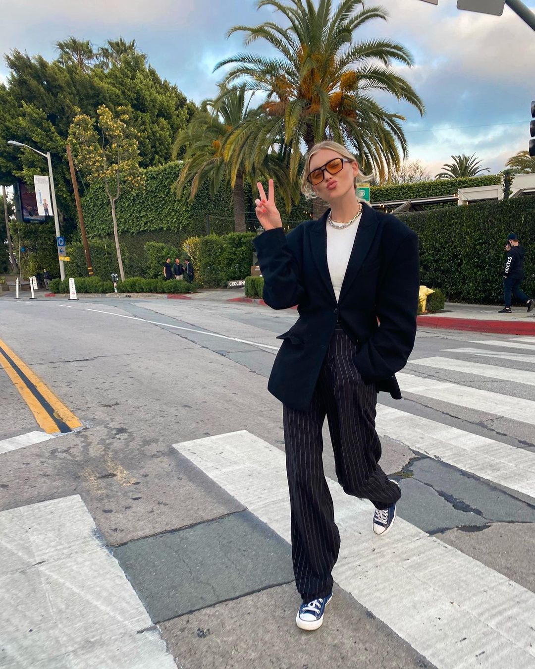 Что устарело, а что тренд: стилист показала, как отличить модную вещь на осень 2021