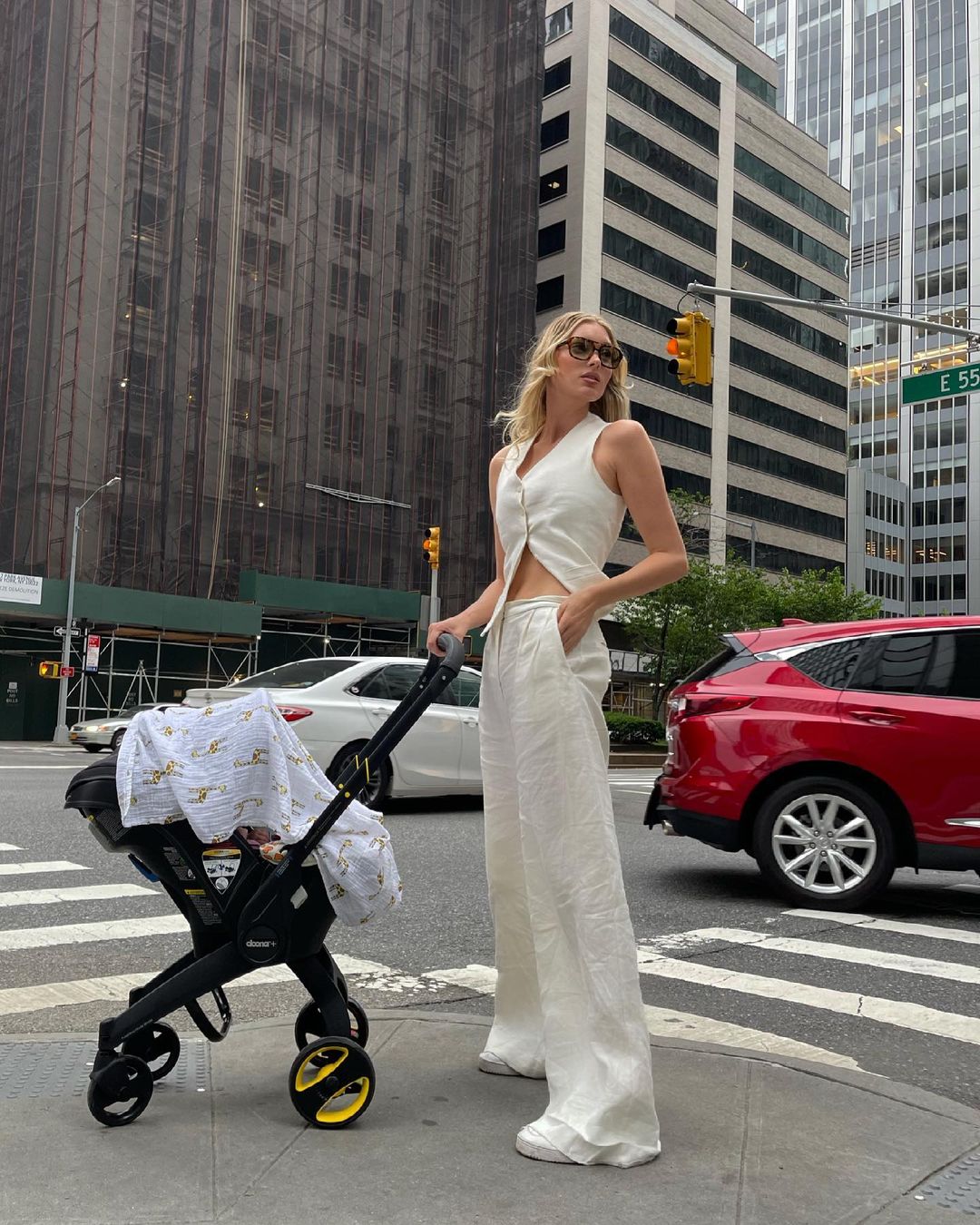 Новый тренд из прошлого: знаменитости демонстрируют, как носить жилет в 2022 (фото)