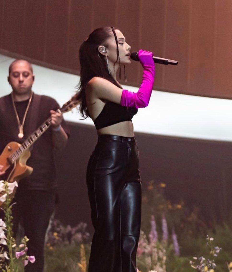 Стильно і комфортно: Ельза Хоск показала, як носити шкіряні штани цієї осені