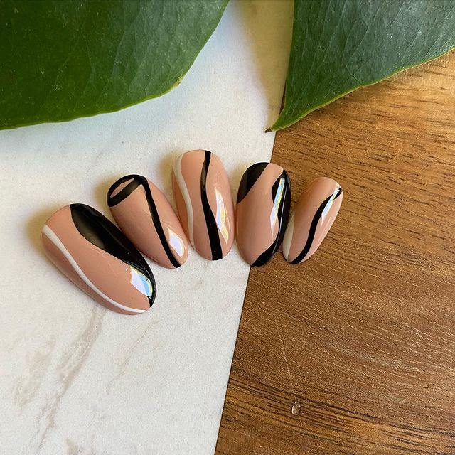 Цей манікюр буде найпопулярнішим в 2022: колір, форма і принт (фото)