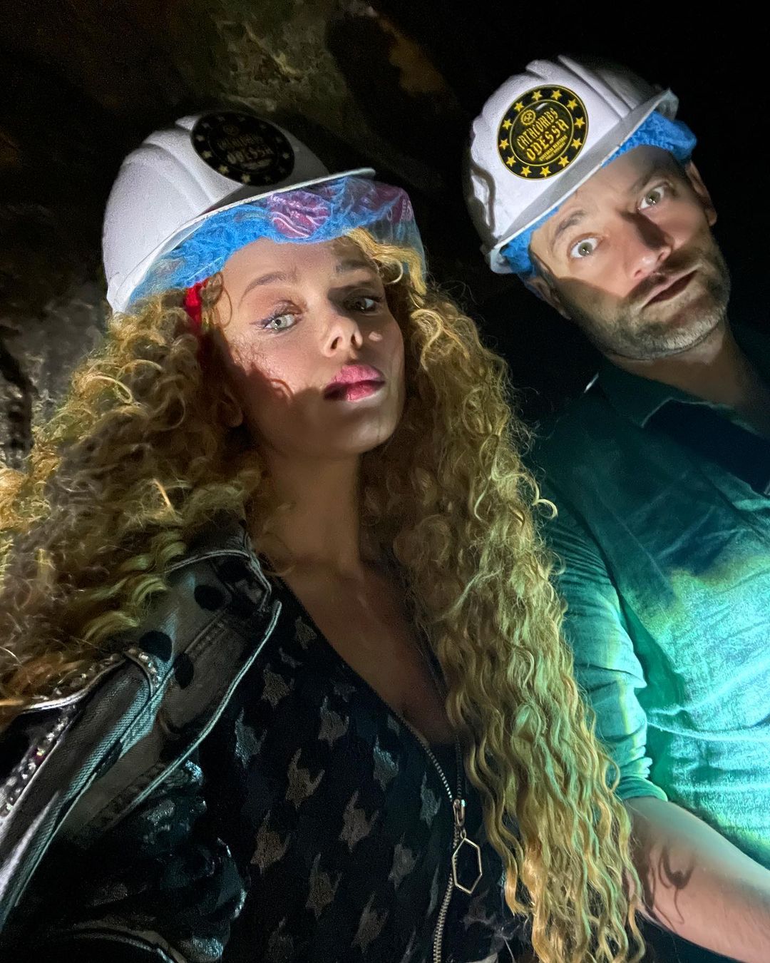 "Дуже розцвіла!" Закохана Гросу в блискучому ліфі підкорила гарячим морським фотосетом