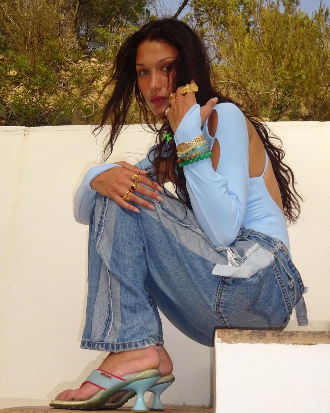 Тіло мрії: Белла Хадід в &quot;дірявому&quot; боді і широких джинсах підкорила мережу