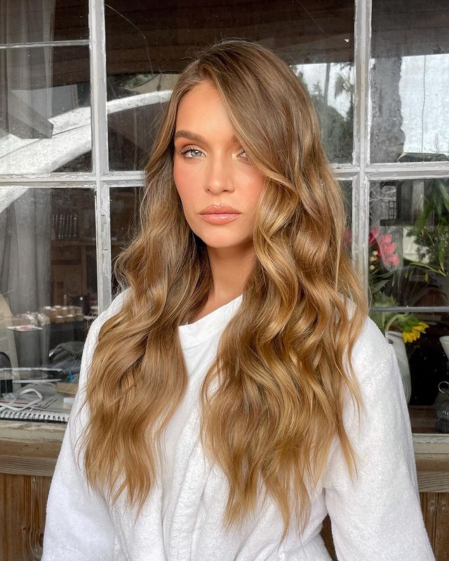 Кроме кос: стилист показала топ-5 укладок на длинные волосы для осени 2021