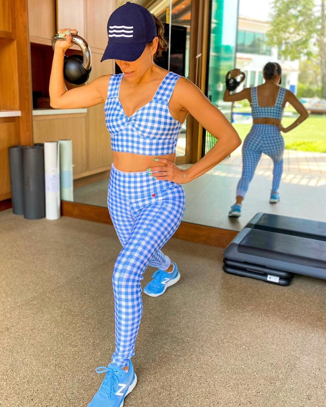 На зависть всем: 46-летняя Ева Лонгоря демонстрирует спортивную фигуру в купальнике