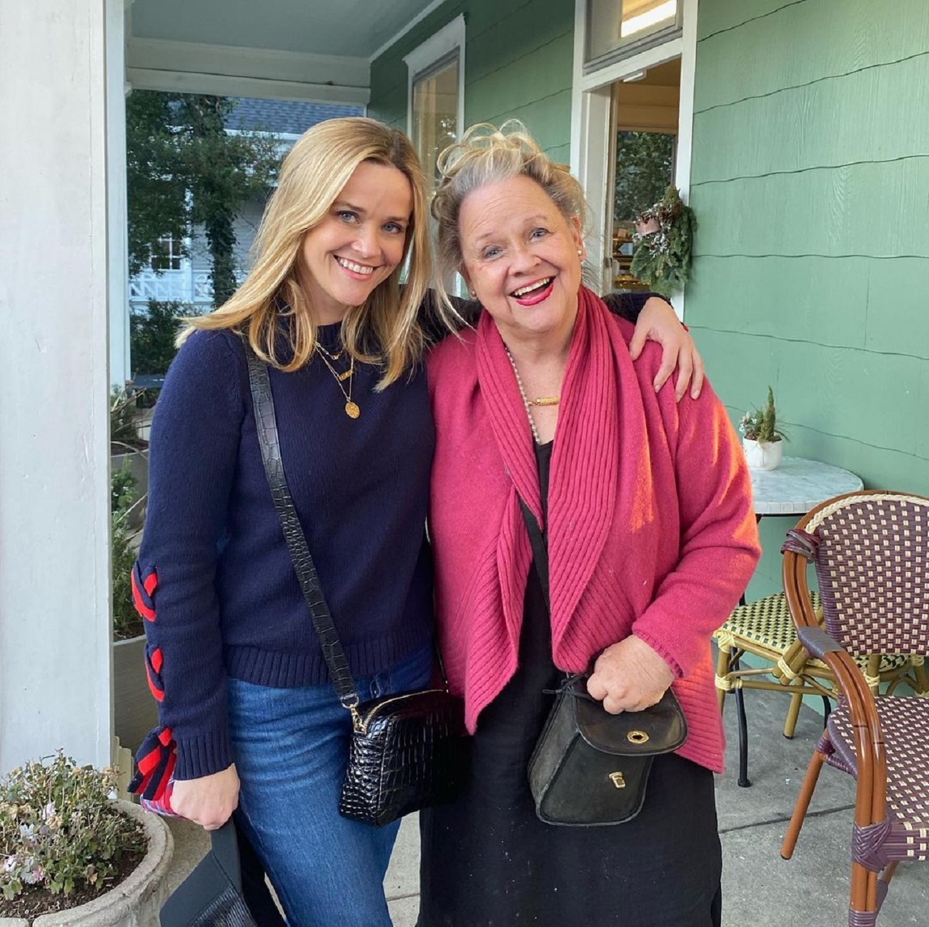 Просто куколка: Риз Уизерспун показала редкие фото с мамой-красавицей