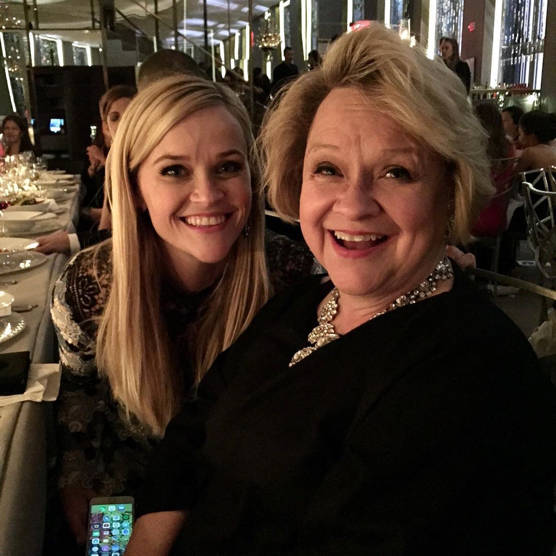 Просто куколка: Риз Уизерспун показала редкие фото с мамой-красавицей